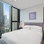Elegant 2-Bed With Extensive Amenities And Views