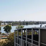 Queens Corner - Lakeside Serenity At Albert Park