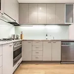 2-Bedroom Apartment In Melbourne City With Carpark