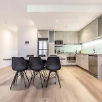 2-Bedroom Apartment In Melbourne City With Carpark