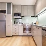 2-Bedroom Apartment In Melbourne City With Carpark