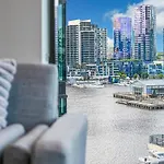 Sublime Harbourside 2-Bed With Pool Gym & Views