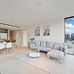 Sublime Harbourside 2-Bed With Pool Gym & Views