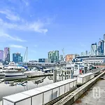 Sublime Harbourside 2-Bed With Pool Gym & Views