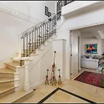 Luxurious Townhouse Retreat In Prestigious Brighton