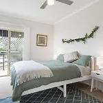\'The Moondah Manor\' A Poolside Family Retreat