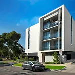 Retro Modern With Pool Near Westfield Doncaster