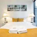 2 Bd Luxury Apartment At Heart Of Docklands With 85\