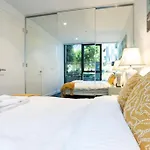 2 Bd Luxury Apartment At Heart Of Docklands With 85\