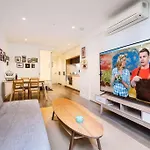2 Bd Luxury Apartment At Heart Of Docklands With 85\