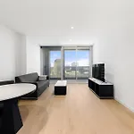 Central 2 Bedroom Apartment Melbourne With Parking