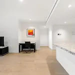 Central 2 Bedroom Apartment Melbourne With Parking