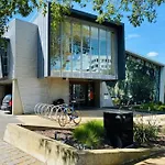 East Melbourne Unit With Courtyard