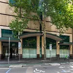 Spacious 3-Bed Unit In Melbourne Cbd W Pool & Gym
