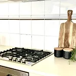 A Cozy 2B2B Apt Next To Carlton Garden W/ Parking