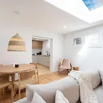 Modern Haven In Vibey Fitzroy Walk To Shops