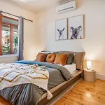 The Panoramic Tree View Home In Melbourne City