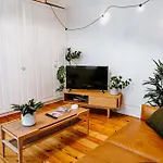 Luxe Escape On Flinders Lane With Jungle Bath!
