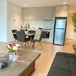 Large 2B2B Near Southern Cross Freeparking Gym Pool