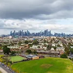 Modern 1 Bed Opposite Racecourse