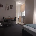Marilyn Studio Apartment Melbourne Cbd