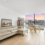 Elegant Home- Ferris Wheel & Harbour Views 2B2B1C