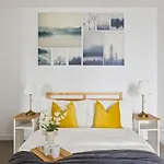 A Comfy 2Br Apt W City Views Near Southern Cross
