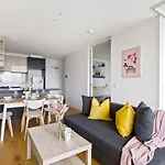 A Comfy 2Br Apt W City Views Near Southern Cross