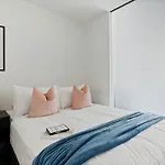 Comfy 2Br Apt Only A-4-Min Walk To Victoria Market