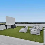 Generous 2-Bed Apartment With Great Amenities