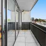 Modern Apartment On Burgundy Precinct & Parklands