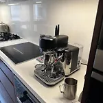 Private 1 Bed Accom With Bathroom In A 3 Bed Apartment - Melb Cbd, Regency Towers - Free Parking, Wifi And Pool