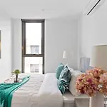 A Lux 2Br Apt Near South Melbourne Market