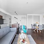 A Lux 2Br Apt Near South Melbourne Market
