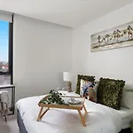 A Lux 2Br Apt Next To Melbourne Uni Free Parking