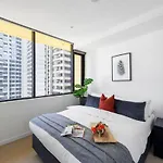A Chic 2Br Apt City Views Near Southern Cross