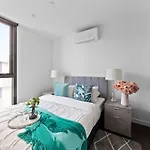 A Lux 2Br Apt Near South Melbourne Market