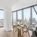 A Chic 2Br Apt With Panoramic Views Free Parking