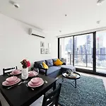 A Comfy 2Br Apt Near Melbourne Central City Views