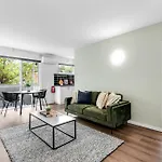 Contemporary 1-Bed Apartment With Park Views