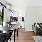 Contemporary 1-Bed Apartment With Park Views