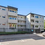 Contemporary 1-Bed Apartment With Park Views