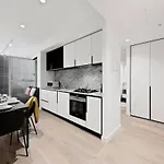 A Comfy Apt Next To Southern Cross Free Parking
