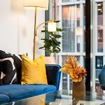Blue Haven At Marvel Stadium - Rooftop Pool & Free Parking