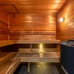 Spacious 2 Bedroom Apartment With Free Parking-00189
