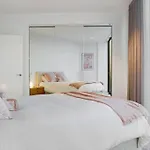 Stylish Bay-Side Executive Apt W Parking