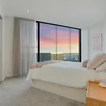 Stylish Bay-Side Executive Apt W Parking