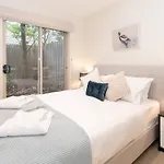 Harp Haven - Contemporary In Suburban Tree Lined Kew