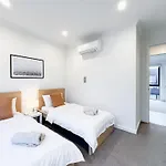 Modern 3-Level Townhouse Freeparking