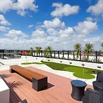 Modern 1Bd ; Pool, Gym, Secure Underground Carpark